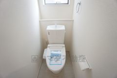 温水洗浄機付トイレです。トイレは2ヶ所設けられているので、来客時にも気兼ねなく使えますね。