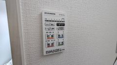 浴室暖房乾燥機付き。天候に左右されず、いつでも好きなときに洗濯物を干せるので、仕事や家事で忙しい方に重宝します。