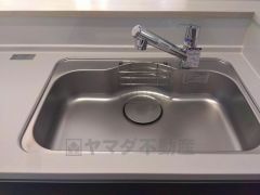 キッチンシンクは洗剤やスポンジを収納出来るラック付き。広さも確保しているので、大きなお鍋も洗いやすいですね。