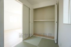 ＬＤＫに隣接する和室です。お昼寝や洗濯物を畳んだり、アイロンをかける作業スペースとしても活躍しそうですね。