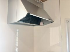 調理スペース近くの空気だけを排気するレンジフード。煙とにおいを排出する効率がよくなり、電気代もお得に＾＾