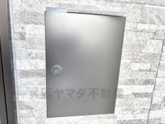 建物と色を合わせたシンプルなポストです。 大きめの郵便物もすっぽり入る大きさです＾＾