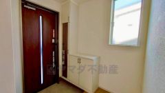 玄関扉から光の差し込む明るい玄関です。 たっぷり収納できるシューズボックス付きなので、家族全員の靴がきれいに整頓できます。