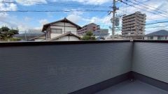 広々としたバルコニー。 天気のいい日にはお布団もまとめて干せそうですね＾＾