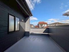 もう一つ広いインナーバルコニーがあります