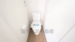 ウォシュレット付きトイレです。2ヶ所にトイレがあるので、忙しい朝にもゆとりができますね＾＾