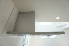 スタイリッシュなレンジフード＾＾調理中に出る湯気や油分などを効率よく外に逃がしてくれます。