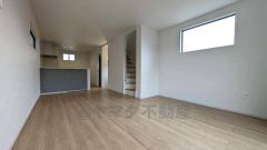 L字型で効率まで考えられたおしゃれなキッチンを中心とした開放的なリビング。お友達や親せきをお招きするのも楽しみです＾＾