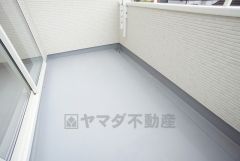 陽当たりの良いバルコニーです。お洗濯やお布団干しはもちろん、日光浴スペースにも。足元は防水工事施工済です。