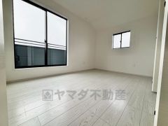 バルコニーに面した陽当たりの良い洋室です＾＾