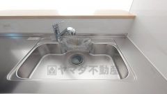 大きなお鍋も楽々洗える幅の広いシンクです＾＾ステンレスシンクなので簡単にお掃除できますよ。洗剤やスポンジもすっきりできる収納付き。