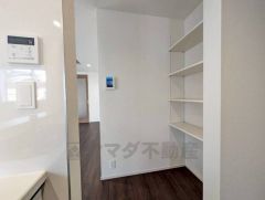 キッチンパントリーには収納棚付き。