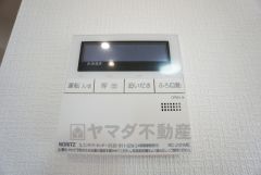 キッチン横から追い炊き、温度調節など楽々操作できる給湯器リモコンです＾＾忙しい夕飯の準備の時間帯に重宝しますね。