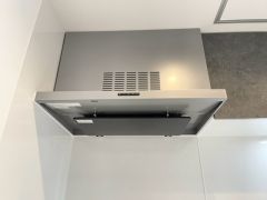ファンやフィルターが見えにくいレンジフード。パッと視界に入っても細部までは見えにくく、オシャレでインテリアデザインの一部になりますね＾＾