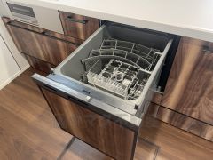 炊事時間を大幅に短縮できる食器洗浄乾燥機付き＾＾食器を洗う手間が減るので家族とのコミュニケーションの時間や自分の時間が増えますね。