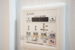 浴室暖房乾燥機には、暖房、乾燥、涼風、換気の4つの機能が付いています。タイマー付きです。換気・雨の日の洗濯も安心です＾＾