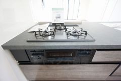 3種類の料理が同時に調理できる、3口ガスコンロ。忙しい夕食の支度時間が短縮できて効率よくお料理が楽しめます。