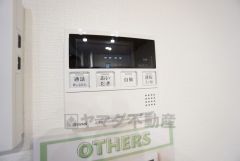 キッチン横からお湯張り、追い炊き、足し湯がボタン一つで楽々操作できる給湯機リモコンです＾＾忙しい夕飯の準備の時間帯に重宝しますね。