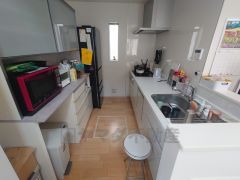 白を基調とした清潔感のあるシステムキッチン。カウンタートップは耐熱性に優れており、日ごろのお掃除もラクラクです。