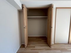 全居室クローゼット付きなので、すっきりと整理整頓でき気持ちよく過ごせますね。 お洋服好きや衣装持ちの方がいるご家族にもおすすめです。