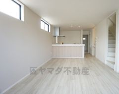 同仕様写真。現況と異なる場合は現況を優先します。リビングは広々として家具の配置も色んなパターンが考えられますね。