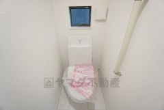 ウォシュレット付きトイレです。1階2階の2ヶ所にトイレがあるので、忙しい朝にもゆとりができますね＾＾