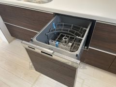 炊事時間を大幅に短縮できる食器洗浄乾燥機付きです＾＾冬場の洗い物による手荒れの悩みも軽減されますね。
