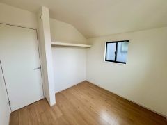 空間を広く感じさせるオープンクローゼット採用
