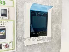 防犯性もばっちり、TVモニター付きインターホン完備。大きなモニターで玄関先を確認できます。録画機能が付いているので不在時の訪問者も確認できて安心です＾＾