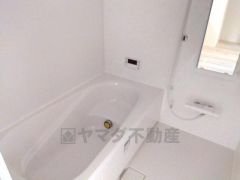 1日の疲れを癒すくつろぎのバスルーム。足を伸ばしてもゆったりと入れるサイズです。お子様と一緒にお風呂に入っても狭くないですね＾＾