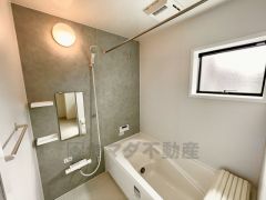 1日の疲れを癒すくつろぎのバスルーム。足を伸ばしてもゆったりと入れるサイズです。お子様と一緒にお風呂に入っても狭くないですね＾＾
