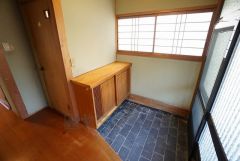 玄関扉や大きな窓から、たっぷりの日差しが入ります。