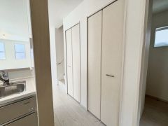 リビングとキッチンからすぐ使用できる場所に収納が設置されています。