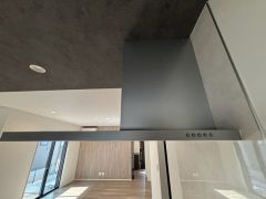 コンロ上には換気扇完備＾＾調理時の蒸気や匂いが換気扇に誘導され、効率的に排煙ができます＾＾