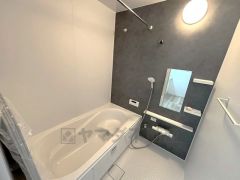 1日の疲れを癒すくつろぎのバスルーム。足を伸ばしてもゆったりと入れるサイズです。お子様と一緒にお風呂に入っても狭くないですね＾＾