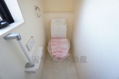 温水洗浄機付トイレです。トイレは2ヶ所設けられているので、来客時にも気兼ねなく使えますね。