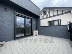 陽当たりの良いバルコニーです。お洗濯やお布団干しはもちろん、日光浴スペースにも。足元は防水工事施工済です。