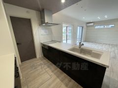 使い勝手の良いシステムキッチン。対面式キッチンからはリビングにいる家族の様子が確認できて安心です＾＾