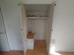 7帖の洋室には、ウォークインクローゼットの他にも、床が高くなったクローゼットがあります。屈む作業がなく、荷物を取り出しやすそうです。