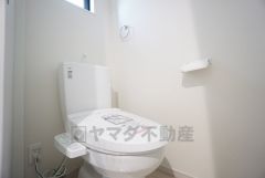 ウォシュレット付きトイレです。1階2階の2ヶ所にトイレがあるので、忙しい朝にもゆとりができますね＾＾