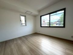 2面採光を確保した明るい室内は、風通しも良く、大変居心地の良い空間となっております。爽やかな風を感じて起きる朝は、快適生活の始まりに。
