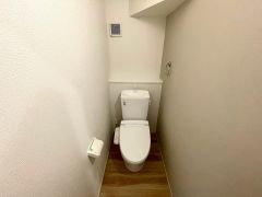 ウォシュレット付きトイレです。1階2階の2ヶ所にトイレがあるので、忙しい朝にもゆとりができますね＾＾ 温水洗浄便座リモコン付き。