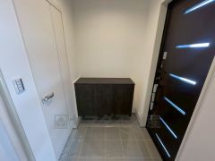 たっぷり収納できるシューズボックスです。家族全員の靴がきれいに整頓できます。棚の上にお花や写真を飾っても良いですね。