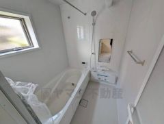 1日の疲れを癒すくつろぎのバスルーム。足を伸ばしてもゆったりと入れるサイズです。お子様と一緒にお風呂に入っても狭くないですね＾＾