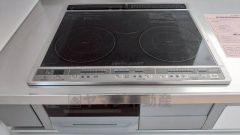 お手入れのしやすいIHクッキングヒーターです。3口コンロなので、効率よくお料理が楽しめます。毎日のお料理も楽しくなりますね＾＾
