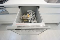 食事の後の手間を解消する食器洗い乾燥機付。冬場の洗い物で手荒れの悩みもなくなります。手洗いよりも節約できて便利。