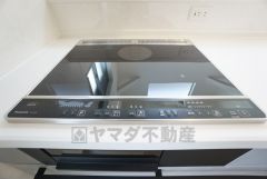 お手入れのしやすいIHクッキングヒーター。表面が平らな形状なのでお掃除も楽々。調理後に気になる箇所を布巾で拭くように心がけるだけで、手間をかけずにキッチンをきれいな状態に保てますね。