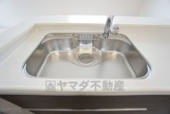広々とした凸型シンクに洗剤ポケットを標準装備。大きなお鍋など洗いやすいです。
