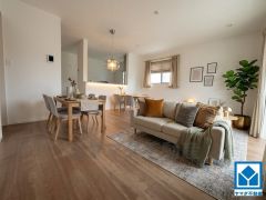 家族が集まる開放的なリビング。思い思いの時間を過ごしたり食事をしたり、素敵な団らんの場になりますね。 （家具はCGによるものです。現況を優先します。）