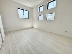 2面採光を確保した明るい室内は、風通しも良く、大変居心地の良い空間となっております。爽やかな風を感じて起きる朝は、快適生活の始まりに。